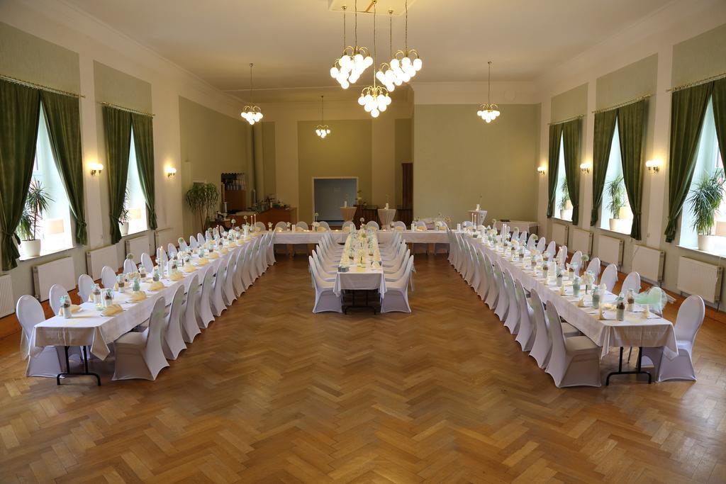 Gasthof Und Hotel Roter Hirsch Claußnitz エクステリア 写真